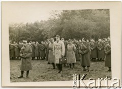 Październik 1940, Broughton, Szkocja, Wielka Brytania.
Generał Marian Kukiel przemawia do obsady pierwszych pociągów pancernych w Szkocji. Z tyłu, 2. z lewej stoi pułkownik Adam Kazimierz Bogoria-Zakrzewski.
Fot. NN, udostępniła Irena Godyń, zbiory Ośrodka KARTA