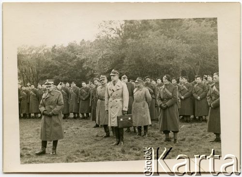 Październik 1940, Broughton, Szkocja, Wielka Brytania.
Generał Marian Kukiel przemawia do obsady pierwszych pociągów pancernych w Szkocji. Z tyłu, 2. z lewej stoi pułkownik Adam Kazimierz Bogoria-Zakrzewski.
Fot. NN, udostępniła Irena Godyń, zbiory Ośrodka KARTA