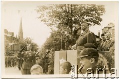 1940, Biggar, Szkocja, Wielka Brytania.
Defilada 1. Brygady Strzelców. Z lewej dowódca brygady gen. Gustaw Paszkiewicz, na trybunie honorowej Naczelny Wódz Polskich Sił Zbrojnych gen. Władysław Sikorski.
Fot. NN, udostępniła Irena Godyń, zbiory Ośrodka KARTA