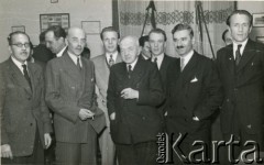 Po 1945, Wielka Brytania.
Prawdopodobnie spotkanie byłych żołnierzy 9 Pułku Ułanów Małopolskich. 3. z lewej gen. Tadeusz Bór-Komorowski, Naczelny Wódz Polskich Sił Zbrojnych w latach 1945-1947, premier Rządu RP na Uchodźstwie w latach 1947-1949, członek Rady Trzech w latach 1956-1966; 2. z prawej Zygmunt Godyń, w czasie II wojny światowej żołnierz 9 Pułku Ułanów Małopolskich.
Fot. NN, udostępniła Irena Godyń, zbiory Ośrodka KARTA