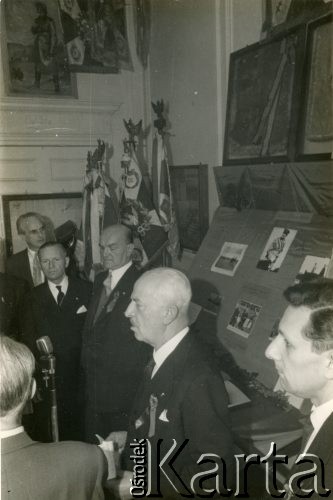 Po 1945, Londyn, Anglia, Wielka Brytania.
Spotkanie w Instytucie Historycznym im. gen. Sikorskiego. 1. z prawej Zygmunt Godyń.
Fot. NN, udostępniła Irena Godyń, zbiory Ośrodka KARTA