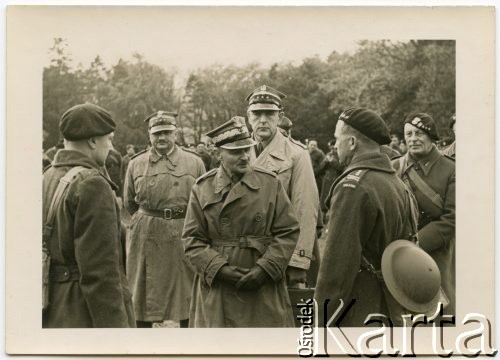 Październik 1940, Broughton, Szkocja, Wielka Brytania.
Generał Marian Kukiel rozmawia z dowódcą pierwszych pociągów pancernych w Szkocji. Z tyłu pułkownik Adam Kazimierz Bogoria-Zakrzewski.
Fot. NN, udostępniła Irena Godyń, zbiory Ośrodka KARTA