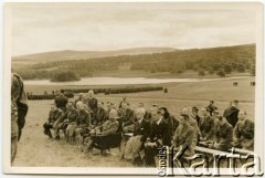 Lipiec 1940, Douglas, Szkocja, Wielka Brytania.
Naczelny Wódz Polskich Sił Zbrojnych gen. Władysław Sikorski i brytyjscy goście podczas mszy polowej w polskim obozie wojskowym.
Fot. NN, udostępniła Irena Godyń, zbiory Ośrodka KARTA