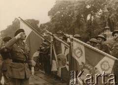 10.07.1947, Londyn, Anglia, Wielka Brytania.
Generalny Inspektor Polskich Sił Zbrojnych gen. Władysław Anders przechodzi przed frontem sztandarów polskich jednostek wojskowych walczących na zachodzie Europy przed złożeniem ich w Instytucie Historycznym im. gen. Sikorskiego. 
Fot. NN, udostępniła Irena Godyń, zbiory Ośrodka KARTA