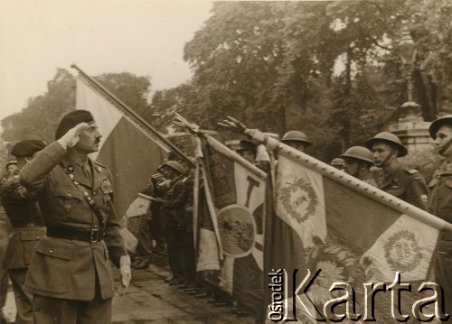10.07.1947, Londyn, Anglia, Wielka Brytania.
Generalny Inspektor Polskich Sił Zbrojnych gen. Władysław Anders przechodzi przed frontem sztandarów polskich jednostek wojskowych walczących na zachodzie Europy przed złożeniem ich w Instytucie Historycznym im. gen. Sikorskiego. 
Fot. NN, udostępniła Irena Godyń, zbiory Ośrodka KARTA