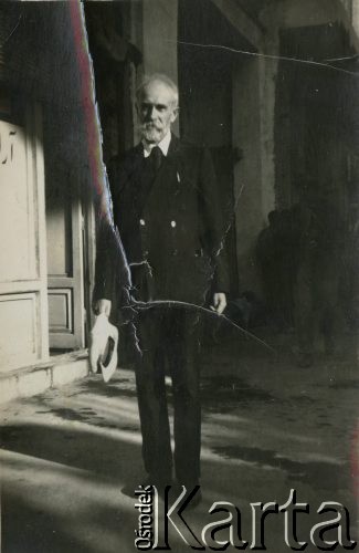 Prawdopodobnie przed 1939, Wilno, Polska.
Stanisław Kościałkowski, historyk, przed 1939 profesor Uniwersytetu Stefana Batorego w Wilnie, aresztowany w 1941, wywieziony do ZSRR. Opuścił Związek Radziecki w 1942 roku, trafił na Bliski Wschód. Był organizatorem życia kulturalnego, wydawniczego i szkolnictwa w Teheranie i Bejrucie. W 1950 wyjechał do Anglii, gdzie m.in. wykładał na Polskim Uniwersytecie w Londynie. 
Fot. NN, udostępnili Ewa i Stefan Petrusewiczowie, zbiory Ośrodka KARTA
