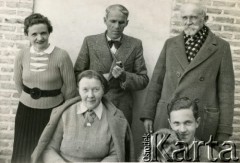 30.03.1943, Teheran, Iran.
Z prawej stoi Stanisław Kościałkowski, historyk, przed 1939 profesor Uniwersytetu Stefana Batorego w Wilnie, aresztowany w 1941, wywieziony do ZSRR. Opuścił Związek Radziecki w 1942 roku, trafił na Bliski Wschód. Był organizatorem życia kulturalnego, wydawniczego i szkolnictwa w Teheranie i Bejrucie. W 1950 wyjechał do Anglii, gdzie m.in. wykładał na Polskim Uniwersytecie w Londynie. Na zdjęciu także żona S. Kościałkowskiego Eugenia z domu Żelska (na dole) oraz państwo Merklowie.
Fot. NN, udostępnili Ewa i Stefan Petrusewiczowie, zbiory Ośrodka KARTA