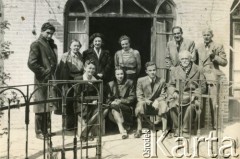 30.03.1945, Teheran, Iran.
Grupa osób przed budynkiem. Z prawej siedzi Stanisław Kościałkowski, historyk, przed 1939 profesor Uniwersytetu Stefana Batorego w Wilnie, aresztowany w 1941, wywieziony do ZSRR. Opuścił Związek Radziecki w 1942 roku, trafił na Bliski Wschód. Był organizatorem życia kulturalnego, wydawniczego i szkolnictwa w Teheranie i Bejrucie. W 1950 wyjechał do Anglii, gdzie m.in. wykładał na Polskim Uniwersytecie w Londynie. 2. z lewej żona S. Kościałkowskiego Eugenia z domu Żelska.
Fot. NN, udostępnili Ewa i Stefan Petrusewiczowie, zbiory Ośrodka KARTA