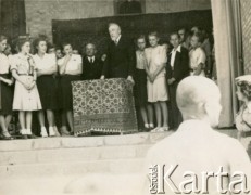 3.05.1944, Teheran, Iran.
Obchody rocznicy uchwalenia Konstytucji 3 maja. Przemawia Stanisław Kościałkowski, historyk, przed 1939 profesor Uniwersytetu Stefana Batorego w Wilnie, aresztowany w 1941, wywieziony do ZSRR. Opuścił Związek Radziecki w 1942 roku, trafił na Bliski Wschód. Był organizatorem życia kulturalnego, wydawniczego i szkolnictwa w Teheranie i Bejrucie. W 1950 wyjechał do Anglii, gdzie m.in. wykładał na Polskim Uniwersytecie w Londynie. 
Fot. NN, udostępnili Ewa i Stefan Petrusewiczowie, zbiory Ośrodka KARTA