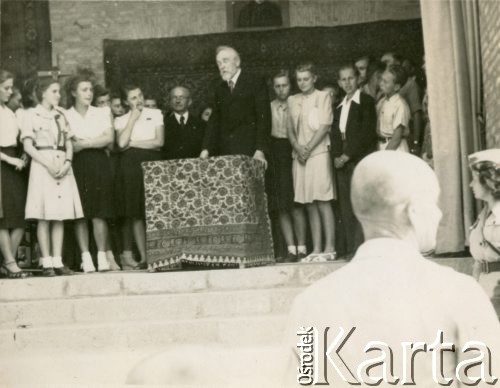 3.05.1944, Teheran, Iran.
Obchody rocznicy uchwalenia Konstytucji 3 maja. Przemawia Stanisław Kościałkowski, historyk, przed 1939 profesor Uniwersytetu Stefana Batorego w Wilnie, aresztowany w 1941, wywieziony do ZSRR. Opuścił Związek Radziecki w 1942 roku, trafił na Bliski Wschód. Był organizatorem życia kulturalnego, wydawniczego i szkolnictwa w Teheranie i Bejrucie. W 1950 wyjechał do Anglii, gdzie m.in. wykładał na Polskim Uniwersytecie w Londynie. 
Fot. NN, udostępnili Ewa i Stefan Petrusewiczowie, zbiory Ośrodka KARTA