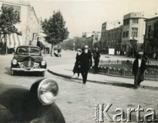 3.05.1944, Teheran, Iran.
Eugenia z domu Żelska i Stanisław Kościałkowscy na ulicy miasta w dniu rocznicy uchwalenia Konstytucji 3 maja. Stanisław Kościałkowski - historyk, przed 1939 profesor Uniwersytetu Stefana Batorego w Wilnie, aresztowany w 1941, wywieziony do ZSRR. Opuścił Związek Radziecki w 1942 roku, trafił na Bliski Wschód. Był organizatorem życia kulturalnego, wydawniczego i szkolnictwa w Teheranie i Bejrucie. W 1950 wyjechał do Anglii, gdzie m.in. wykładał na Polskim Uniwersytecie w Londynie. 
Fot. NN, udostępnili Ewa i Stefan Petrusewiczowie, zbiory Ośrodka KARTA