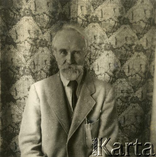 1942-1945, Teheran, Iran.
Stanisław Kościałkowski, historyk, przed 1939 profesor Uniwersytetu Stefana Batorego w Wilnie, aresztowany w 1941, wywieziony do ZSRR. Opuścił Związek Radziecki w 1942 roku, trafił na Bliski Wschód. Był organizatorem życia kulturalnego, wydawniczego i szkolnictwa w Teheranie i Bejrucie. W 1950 wyjechał do Anglii, gdzie m.in. wykładał na Polskim Uniwersytecie w Londynie. 
Fot. NN, udostępnili Ewa i Stefan Petrusewiczowie, zbiory Ośrodka KARTA