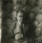 1942-1945, Teheran, Iran.
Franciszek Machalski, iranista. Aresztowany w 1941 roku, wywieziony do ZSRR. Opuścił Związek Radziecki wraz z Armią Andersa, uczył i wizytował szkoły na Bliskim Wschodzie, następnie pracował w Instytucie Polskim w Bejrucie. W 1947 powrócił do Polski, był wykładowcą Uniwersytetu Jagiellońskiego.
Fot. NN, udostępnili Ewa i Stefan Petrusewiczowie, zbiory Ośrodka KARTA