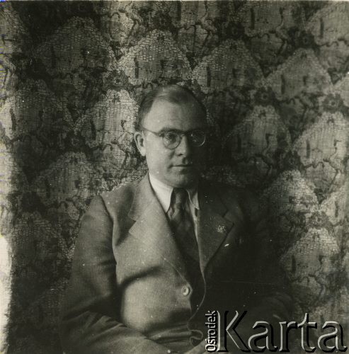 1942-1945, Teheran, Iran.
Franciszek Machalski, iranista. Aresztowany w 1941 roku, wywieziony do ZSRR. Opuścił Związek Radziecki wraz z Armią Andersa, uczył i wizytował szkoły na Bliskim Wschodzie, następnie pracował w Instytucie Polskim w Bejrucie. W 1947 powrócił do Polski, był wykładowcą Uniwersytetu Jagiellońskiego.
Fot. NN, udostępnili Ewa i Stefan Petrusewiczowie, zbiory Ośrodka KARTA