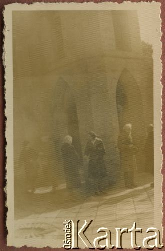 1944, Teheran, Iran.
Przed kościołem Księży Misjonarzy. 2. z prawej Stanisław Kościałkowski, historyk, przed 1939 profesor Uniwersytetu Stefana Batorego w Wilnie, aresztowany w 1941, wywieziony do ZSRR. Opuścił Związek Radziecki w 1942 roku, trafił na Bliski Wschód. Był organizatorem życia kulturalnego, wydawniczego i szkolnictwa w Teheranie i Bejrucie. W 1950 wyjechał do Anglii, gdzie m.in. wykładał na Polskim Uniwersytecie w Londynie. 3. z prawej Barbara Jabłońska.
Fot. NN, udostępnili Ewa i Stefan Petrusewiczowie, zbiory Ośrodka KARTA