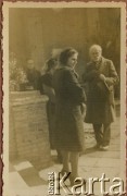 1944, Teheran, Iran.
Barbara Jabłońska, Eugenia Kościałkowska i Stanisław Kościałkowski przed kościołem Księży Misjonarzy. (Stanisław Kościałkowski, historyk, przed 1939 profesor Uniwersytetu Stefana Batorego w Wilnie, aresztowany w 1941, wywieziony do ZSRR. Opuścił Związek Radziecki w 1942 roku, trafił na Bliski Wschód. Był organizatorem życia kulturalnego, wydawniczego i szkolnictwa w Teheranie i Bejrucie. W 1950 wyjechał do Anglii, gdzie m.in. wykładał na Polskim Uniwersytecie w Londynie).
Fot. NN, udostępnili Ewa i Stefan Petrusewiczowie, zbiory Ośrodka KARTA