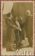 1944, Teheran, Iran.
Barbara Jabłońska, Eugenia Kościałkowska, p. Jabłońska i Stanisław Kościałkowski (od lewej) przed kościołem Księży Misjonarzy. (Stanisław Kościałkowski, historyk, przed 1939 profesor Uniwersytetu Stefana Batorego w Wilnie, aresztowany w 1941, wywieziony do ZSRR. Opuścił Związek Radziecki w 1942 roku, trafił na Bliski Wschód. Był organizatorem życia kulturalnego, wydawniczego i szkolnictwa w Teheranie i Bejrucie. W 1950 wyjechał do Anglii, gdzie m.in. wykładał na Polskim Uniwersytecie w Londynie).
Fot. NN, udostępnili Ewa i Stefan Petrusewiczowie, zbiory Ośrodka KARTA