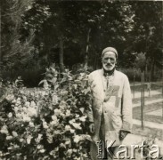 1944, Keredż koło Teheranu, Iran.
Mężczyzna na terenie Szkoły Ogrodniczo-Rolniczej. Zdjęcie zrobione podczas wycieczki, w której uczestniczył Stanisław Kościałkowski - historyk, przed 1939 profesor Uniwersytetu Stefana Batorego w Wilnie, aresztowany w 1941, wywieziony do ZSRR. Opuścił Związek Radziecki w 1942 roku, trafił na Bliski Wschód. Był organizatorem życia kulturalnego, wydawniczego i szkolnictwa w Teheranie i Bejrucie. W 1950 wyjechał do Anglii, gdzie m.in. wykładał na Polskim Uniwersytecie w Londynie.
Fot. NN, udostępnili Ewa i Stefan Petrusewiczowie, zbiory Ośrodka KARTA