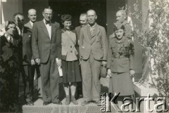 1944, Teheran, Iran.
Grupa osób przed wejściem do Poselstwa Polskiego w Teheranie, m.in. poseł Bader.
Fot. NN, udostępnili Ewa i Stefan Petrusewiczowie, zbiory Ośrodka KARTA