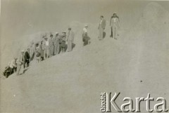 1943, okolice Teheranu, Iran.
Grupa osób podczas wycieczki, wśród nich był Stanisław Kościałkowski - historyk, przed 1939 profesor Uniwersytetu Stefana Batorego w Wilnie, aresztowany w 1941, wywieziony do ZSRR. Opuścił Związek Radziecki w 1942 roku, trafił na Bliski Wschód. Był organizatorem życia kulturalnego, wydawniczego i szkolnictwa w Teheranie i Bejrucie. W 1950 wyjechał do Anglii, gdzie m.in. wykładał na Polskim Uniwersytecie w Londynie.
Fot. NN, udostępnili Ewa i Stefan Petrusewiczowie, zbiory Ośrodka KARTA