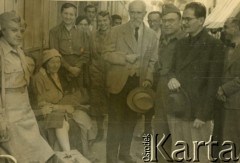 13.10.1943, okolice Teheranu, Iran.
Eugenia (2. z lewej) i Stanisław (w środku) Kościałkowscy przed wyjazdem na wycieczkę do Persepolis. (Stanisław Kościałkowski - historyk, przed 1939 profesor Uniwersytetu Stefana Batorego w Wilnie, aresztowany w 1941, wywieziony do ZSRR. Opuścił Związek Radziecki w 1942 roku, trafił na Bliski Wschód. Był organizatorem życia kulturalnego, wydawniczego i szkolnictwa w Teheranie i Bejrucie. W 1950 wyjechał do Anglii, gdzie m.in. wykładał na Polskim Uniwersytecie w Londynie).
Fot. NN, udostępnili Ewa i Stefan Petrusewiczowie, zbiory Ośrodka KARTA