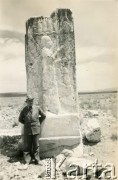 Ok. 1943, Pasargada, Iran.
Franciszek Machalski na wycieczce. (Franciszek Machalski, iranista. W 1941 roku wywieziony do ZSRR. Opuścił Związek Radziecki wraz z Armią Andersa, uczył i wizytował szkoły na Bliskim Wschodzie, następnie pracował w Instytucie Polskim w Bejrucie. W 1947 powrócił do Polski, był wykładowcą Uniwersytetu Jagiellońskiego).
Fot. NN, udostępnili Ewa i Stefan Petrusewiczowie, zbiory Ośrodka KARTA