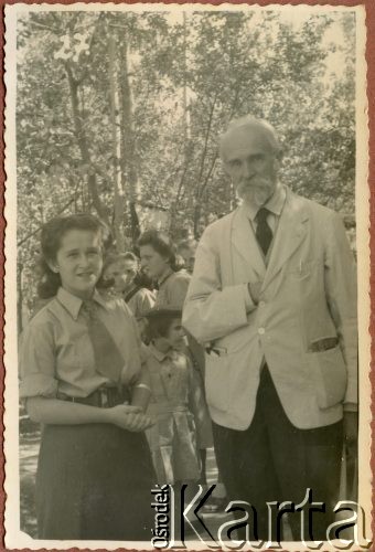 1943, Isfahan, Iran.
Z prawej Stanisław Kościałkowski - historyk, przed 1939 profesor Uniwersytetu Stefana Batorego w Wilnie, aresztowany w 1941, wywieziony do ZSRR. Opuścił Związek Radziecki w 1942 roku, trafił na Bliski Wschód. Był organizatorem życia kulturalnego, wydawniczego i szkolnictwa w Teheranie i Bejrucie. W 1950 wyjechał do Anglii, gdzie m.in. wykładał na Polskim Uniwersytecie w Londynie.
Fot. NN, udostępnili Ewa i Stefan Petrusewiczowie, zbiory Ośrodka KARTA