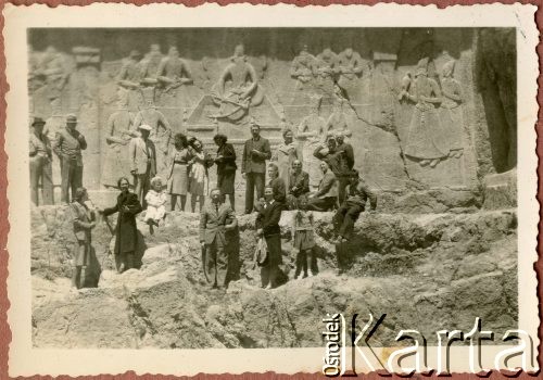 1944, okolice Teheranu, Iran.
Wycieczka Towarzystwa Studiów Irańskich. Towarzystwo utworzył Stanisław Kościałkowski - historyk, przed 1939 profesor Uniwersytetu Stefana Batorego w Wilnie, aresztowany w 1941, wywieziony do ZSRR. Opuścił Związek Radziecki w 1942 roku, trafił na Bliski Wschód. Był organizatorem życia kulturalnego, wydawniczego i szkolnictwa w Teheranie i Bejrucie. W 1950 wyjechał do Anglii, gdzie m.in. wykładał na Polskim Uniwersytecie w Londynie.
Fot. NN, udostępnili Ewa i Stefan Petrusewiczowie, zbiory Ośrodka KARTA