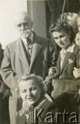 1946, Bejrut, Liban.
Stanisław Kościałkowski ze studentkami. (Stanisław Kościałkowski- historyk, przed 1939 profesor Uniwersytetu Stefana Batorego w Wilnie, aresztowany w 1941, wywieziony do ZSRR. Opuścił Związek Radziecki w 1942 roku, trafił na Bliski Wschód. Był organizatorem życia kulturalnego, wydawniczego i szkolnictwa w Teheranie i Bejrucie. W 1950 wyjechał do Anglii, gdzie m.in. wykładał na Polskim Uniwersytecie w Londynie).
Fot. NN, udostępnili Ewa i Stefan Petrusewiczowie, zbiory Ośrodka KARTA