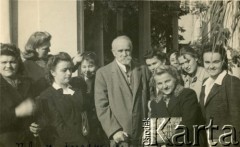 1946, Bejrut, Liban.
Stanisław Kościałkowski ze studentkami. (Stanisław Kościałkowski- historyk, przed 1939 profesor Uniwersytetu Stefana Batorego w Wilnie, aresztowany w 1941, wywieziony do ZSRR. Opuścił Związek Radziecki w 1942 roku, trafił na Bliski Wschód. Był organizatorem życia kulturalnego, wydawniczego i szkolnictwa w Teheranie i Bejrucie. W 1950 wyjechał do Anglii, gdzie m.in. wykładał na Polskim Uniwersytecie w Londynie).
Fot. NN, udostępnili Ewa i Stefan Petrusewiczowie, zbiory Ośrodka KARTA