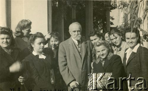 1946, Bejrut, Liban.
Stanisław Kościałkowski ze studentkami. (Stanisław Kościałkowski- historyk, przed 1939 profesor Uniwersytetu Stefana Batorego w Wilnie, aresztowany w 1941, wywieziony do ZSRR. Opuścił Związek Radziecki w 1942 roku, trafił na Bliski Wschód. Był organizatorem życia kulturalnego, wydawniczego i szkolnictwa w Teheranie i Bejrucie. W 1950 wyjechał do Anglii, gdzie m.in. wykładał na Polskim Uniwersytecie w Londynie).
Fot. NN, udostępnili Ewa i Stefan Petrusewiczowie, zbiory Ośrodka KARTA