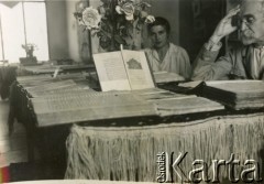 1946, Bejrut, Liban.
Stanisław Kościałkowski podczas zajęć ze studentami. (Stanisław Kościałkowski- historyk, przed 1939 profesor Uniwersytetu Stefana Batorego w Wilnie, aresztowany w 1941, wywieziony do ZSRR. Opuścił Związek Radziecki w 1942 roku, trafił na Bliski Wschód. Był organizatorem życia kulturalnego, wydawniczego i szkolnictwa w Teheranie i Bejrucie. W 1950 wyjechał do Anglii, gdzie m.in. wykładał na Polskim Uniwersytecie w Londynie).
Fot. NN, udostępnili Ewa i Stefan Petrusewiczowie, zbiory Ośrodka KARTA