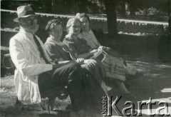 1947, Bejrut, Liban.
W ogrodzie Uniwersytetu Amerykańskiego. 1. z lewej Stanisław Kościałkowski - historyk, przed 1939 profesor Uniwersytetu Stefana Batorego w Wilnie, aresztowany w 1941, wywieziony do ZSRR. Opuścił Związek Radziecki w 1942 roku, trafił na Bliski Wschód. Był organizatorem życia kulturalnego, wydawniczego i szkolnictwa w Teheranie i Bejrucie. W 1950 wyjechał do Anglii, gdzie m.in. wykładał na Polskim Uniwersytecie w Londynie. Obok żona Eugenia z Żelskich.
Fot. NN, udostępnili Ewa i Stefan Petrusewiczowie, zbiory Ośrodka KARTA