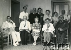 Ok. 1947, Bejrut, Liban.
Grupa osób w siedzibie Polskiego Czerwonego Krzyża, 2. z lewej siedzi Stanisław Kościałkowski - historyk, przed 1939 profesor Uniwersytetu Stefana Batorego w Wilnie, aresztowany w 1941, wywieziony do ZSRR. Opuścił Związek Radziecki w 1942 roku, trafił na Bliski Wschód. Był organizatorem życia kulturalnego, wydawniczego i szkolnictwa w Teheranie i Bejrucie. W 1950 wyjechał do Anglii, gdzie m.in. wykładał na Polskim Uniwersytecie w Londynie.
Fot. Wacław Loga, udostępnili Ewa i Stefan Petrusewiczowie, zbiory Ośrodka KARTA