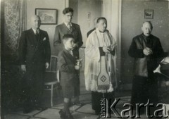 1947, Bejrut, Liban.
Poświęcenie Domu Studenckiego. 1. z lewej Poseł RP w Bejrucie dr Zygmunt Zawadowski. (w Bejrucie działał Instytut Polski Naukowy z dwuletnim Studium Polonistycznym, stworzony przez profesora Stanisława Kościałkowskiego).
Fot. Wacław Loga, udostępnili Ewa i Stefan Petrusewiczowie, zbiory Ośrodka KARTA