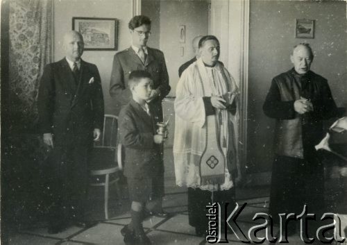 1947, Bejrut, Liban.
Poświęcenie Domu Studenckiego. 1. z lewej Poseł RP w Bejrucie dr Zygmunt Zawadowski. (w Bejrucie działał Instytut Polski Naukowy z dwuletnim Studium Polonistycznym, stworzony przez profesora Stanisława Kościałkowskiego).
Fot. Wacław Loga, udostępnili Ewa i Stefan Petrusewiczowie, zbiory Ośrodka KARTA