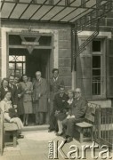 1947, Bejrut, Liban.
Poświęcenie Domu Studenckiego. Grupa osób przed wejściem do budynku, 2. z prawej stoi profesor Stanisław Kościałkowski - historyk, przed 1939 profesor Uniwersytetu Stefana Batorego w Wilnie, aresztowany w 1941, wywieziony do ZSRR. Opuścił Związek Radziecki w 1942 roku, trafił na Bliski Wschód. Był organizatorem życia kulturalnego, wydawniczego i szkolnictwa w Teheranie i Bejrucie. W 1950 wyjechał do Anglii, gdzie m.in. wykładał na Polskim Uniwersytecie w Londynie. Na ławce z lewej Eugenia Kościałkowska z domu Żelska.
Fot. Wacław Loga, udostępnili Ewa i Stefan Petrusewiczowie, zbiory Ośrodka KARTA