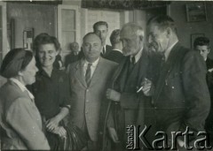 1947, Bejrut, Liban.
Poświęcenie Domu Studenckiego. 2. z prawej stoi profesor Stanisław Kościałkowski - historyk, przed 1939 profesor Uniwersytetu Stefana Batorego w Wilnie, aresztowany w 1941, wywieziony do ZSRR. Opuścił Związek Radziecki w 1942 roku, trafił na Bliski Wschód. Był organizatorem życia kulturalnego, wydawniczego i szkolnictwa w Teheranie i Bejrucie. W 1950 wyjechał do Anglii, gdzie m.in. wykładał na Polskim Uniwersytecie w Londynie. Z lewej żona S. Kościałkowskiego Eugenia z domu Żelska.
Fot. Wacław Loga, udostępnili Ewa i Stefan Petrusewiczowie, zbiory Ośrodka KARTA