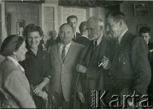 1947, Bejrut, Liban.
Poświęcenie Domu Studenckiego. 2. z prawej stoi profesor Stanisław Kościałkowski - historyk, przed 1939 profesor Uniwersytetu Stefana Batorego w Wilnie, aresztowany w 1941, wywieziony do ZSRR. Opuścił Związek Radziecki w 1942 roku, trafił na Bliski Wschód. Był organizatorem życia kulturalnego, wydawniczego i szkolnictwa w Teheranie i Bejrucie. W 1950 wyjechał do Anglii, gdzie m.in. wykładał na Polskim Uniwersytecie w Londynie. Z lewej żona S. Kościałkowskiego Eugenia z domu Żelska.
Fot. Wacław Loga, udostępnili Ewa i Stefan Petrusewiczowie, zbiory Ośrodka KARTA
