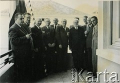 3.05.1947, Bejrut, Liban.
Obchody rocznicy uchwalenia Konstytucji 3 maja w siedzibie Poselstwa RP w Bejrucie. 3. z lewej Poseł RP dr Zygmunt Zawadowski; 4. z prawej Stanisław Kościałkowski - historyk, przed 1939 profesor Uniwersytetu Stefana Batorego w Wilnie, aresztowany w 1941, wywieziony do ZSRR. Opuścił Związek Radziecki w 1942 roku, trafił na Bliski Wschód. Był organizatorem życia kulturalnego, wydawniczego i szkolnictwa w Teheranie i Bejrucie. W 1950 wyjechał do Anglii, gdzie m.in. wykładał na Polskim Uniwersytecie w Londynie.
Fot. NN, udostępnili Ewa i Stefan Petrusewiczowie, zbiory Ośrodka KARTA