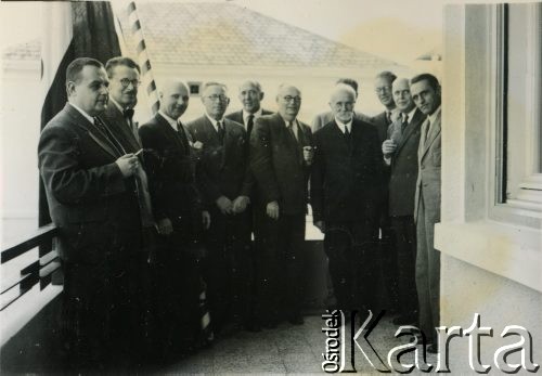 3.05.1947, Bejrut, Liban.
Obchody rocznicy uchwalenia Konstytucji 3 maja w siedzibie Poselstwa RP w Bejrucie. 3. z lewej Poseł RP dr Zygmunt Zawadowski; 4. z prawej Stanisław Kościałkowski - historyk, przed 1939 profesor Uniwersytetu Stefana Batorego w Wilnie, aresztowany w 1941, wywieziony do ZSRR. Opuścił Związek Radziecki w 1942 roku, trafił na Bliski Wschód. Był organizatorem życia kulturalnego, wydawniczego i szkolnictwa w Teheranie i Bejrucie. W 1950 wyjechał do Anglii, gdzie m.in. wykładał na Polskim Uniwersytecie w Londynie.
Fot. NN, udostępnili Ewa i Stefan Petrusewiczowie, zbiory Ośrodka KARTA