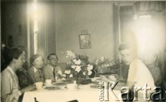 1947-1948, Bejrut, Liban.
Zakończenie kursu języka francuskiego w Domu Polskim. 2. z lewej Eugenia z Żelskich Kościałkowska, żona Stanisława Kościałkowskiego.
Fot. NN, udostępnili Ewa i Stefan Petrusewiczowie, zbiory Ośrodka KARTA