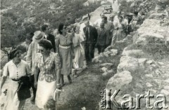 Sierpień 1949, Ghazir, Liban.
Wyprawa w związku z 100. rocznicą śmierci Juliusza Słowackiego. (Słowacki zatrzymał się w Ghazirze podczas podróży na Bliski Wschód w 1837 roku).
Fot. NN, udostępnili Ewa i Stefan Petrusewiczowie, zbiory Ośrodka KARTA