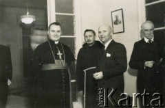 3.05.1949, Bejrut, Liban.
Obchody rocznicy uchwalenia Konstytucji 3 maja w siedzibie Poselstwa RP w Bejrucie. 3. z lewej Poseł RP dr Zygmunt Zawadowski. Z prawej profesor Stanisław Kościałkowski - historyk, przed 1939 profesor Uniwersytetu Stefana Batorego w Wilnie, aresztowany w 1941, wywieziony do ZSRR. Opuścił Związek Radziecki w 1942 roku, trafił na Bliski Wschód. Był organizatorem życia kulturalnego, wydawniczego i szkolnictwa w Teheranie i Bejrucie. W 1950 wyjechał do Anglii, gdzie m.in. wykładał na Polskim Uniwersytecie w Londynie.
Fot. NN, udostępnili Ewa i Stefan Petrusewiczowie, zbiory Ośrodka KARTA