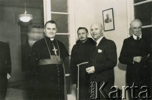 3.05.1949, Bejrut, Liban.
Obchody rocznicy uchwalenia Konstytucji 3 maja w siedzibie Poselstwa RP w Bejrucie. 3. z lewej Poseł RP dr Zygmunt Zawadowski. Z prawej profesor Stanisław Kościałkowski - historyk, przed 1939 profesor Uniwersytetu Stefana Batorego w Wilnie, aresztowany w 1941, wywieziony do ZSRR. Opuścił Związek Radziecki w 1942 roku, trafił na Bliski Wschód. Był organizatorem życia kulturalnego, wydawniczego i szkolnictwa w Teheranie i Bejrucie. W 1950 wyjechał do Anglii, gdzie m.in. wykładał na Polskim Uniwersytecie w Londynie.
Fot. NN, udostępnili Ewa i Stefan Petrusewiczowie, zbiory Ośrodka KARTA