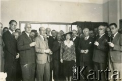 3.05.1949, Bejrut, Liban.
Obchody rocznicy uchwalenia Konstytucji 3 maja w siedzibie Poselstwa RP w Bejrucie. Z przodu 3. z prawej Poseł RP dr Zygmunt Zawadowski. Z tyłu profesor Stanisław Kościałkowski - historyk, przed 1939 profesor Uniwersytetu Stefana Batorego w Wilnie, aresztowany w 1941, wywieziony do ZSRR. Opuścił Związek Radziecki w 1942 roku, trafił na Bliski Wschód. Był organizatorem życia kulturalnego, wydawniczego i szkolnictwa w Teheranie i Bejrucie. W 1950 wyjechał do Anglii, gdzie m.in. wykładał na Polskim Uniwersytecie w Londynie.
Fot. NN, udostępnili Ewa i Stefan Petrusewiczowie, zbiory Ośrodka KARTA