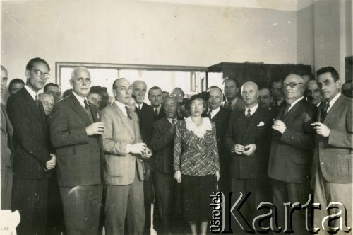 3.05.1949, Bejrut, Liban.
Obchody rocznicy uchwalenia Konstytucji 3 maja w siedzibie Poselstwa RP w Bejrucie. Z przodu 3. z prawej Poseł RP dr Zygmunt Zawadowski. Z tyłu profesor Stanisław Kościałkowski - historyk, przed 1939 profesor Uniwersytetu Stefana Batorego w Wilnie, aresztowany w 1941, wywieziony do ZSRR. Opuścił Związek Radziecki w 1942 roku, trafił na Bliski Wschód. Był organizatorem życia kulturalnego, wydawniczego i szkolnictwa w Teheranie i Bejrucie. W 1950 wyjechał do Anglii, gdzie m.in. wykładał na Polskim Uniwersytecie w Londynie.
Fot. NN, udostępnili Ewa i Stefan Petrusewiczowie, zbiory Ośrodka KARTA