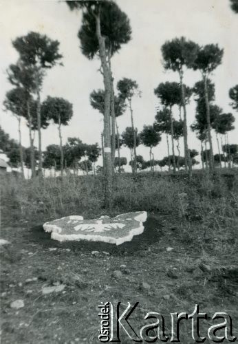 1948-1950, Bejrut, Liban.
Znak pamiątkowy z 1940 roku - Orzeł Biały na mapie II Rzeczpospolitej.
Fot. NN, udostępnili Ewa i Stefan Petrusewiczowie, zbiory Ośrodka KARTA