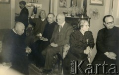 Kwiecień 1950, Bejrut, Liban.
Wręczenie Krzyża Pro Ecclesia et Pontifice p. Miklaszewiczowej. 3. z prawej profesor Stanisław Kościałkowski - historyk, przed 1939 profesor Uniwersytetu Stefana Batorego w Wilnie, aresztowany w 1941, wywieziony do ZSRR. Opuścił Związek Radziecki w 1942 roku, trafił na Bliski Wschód. Był organizatorem życia kulturalnego, wydawniczego i szkolnictwa w Teheranie i Bejrucie. W 1950 wyjechał do Anglii, gdzie m.in. wykładał na Polskim Uniwersytecie w Londynie.
Fot. NN, udostępnili Ewa i Stefan Petrusewiczowie, zbiory Ośrodka KARTA