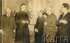 Kwiecień 1950, Bejrut, Liban.
Wręczenie Krzyża Pro Ecclesia et Pontifice p. Miklaszewiczowej. 1. z lewej Poseł RP dr Zygmunt Zawadowski.
Fot. NN, udostępnili Ewa i Stefan Petrusewiczowie, zbiory Ośrodka KARTA